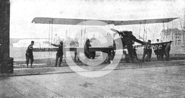 ''Ceux de l'air et ceux de la route; Un raid Anglais sur Friedrichshafe..., 1914. Creator: Unknown.