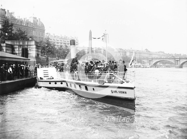 Passengers boarding the steamer 'Earl Godwin', London, c1905. Artist: Unknown