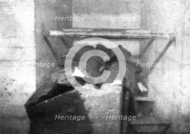 'L'Arret du repli allemand; Le plus odieux pillage: cercueils fractures et vides de leurs cendres da Creator: Unknown.