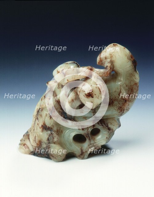 Jade bird with peach on rock, late Ming dynasty, China, 1550-1644. Artist: Unknown