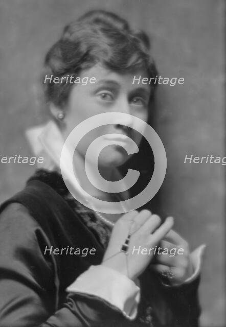 Pennock, Elise T., Miss, portrait photograph, 1914 Oct. 23. Creator: Arnold Genthe.