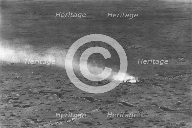 'A cent cinquante metres au-dessus de la bataille; une vague d'assaut ; au loin, petits..., 1916. Creator: Unknown.