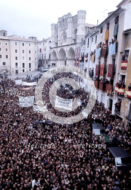 Crowd in a square during the visit of King Juan Carlos I and Sofia to Cuenca in February 1977.