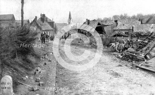 'En territoire libere; L'entrée, a l'Est, de la petit ville de Nesle, ou les troupes de poursuite fr Creator: Unknown.