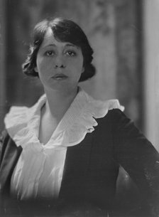 Akins, Zoe¨, Miss, portrait photograph, between 1914 and 1924. Creator: Arnold Genthe.