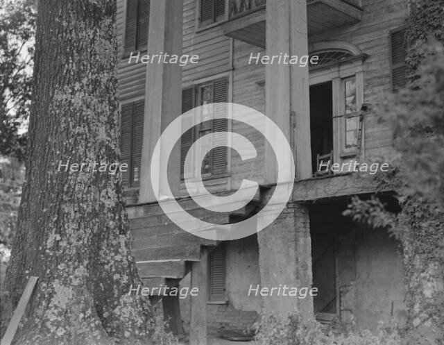 Antebellum plantation house in Greene County, Georgia, 1937. Creator: Dorothea Lange.