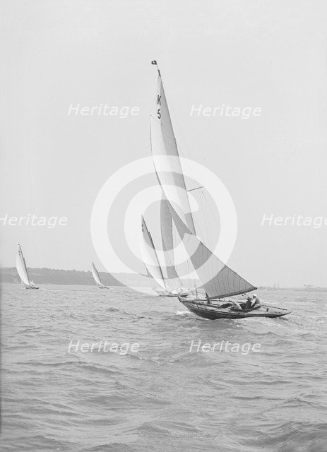Group of 7 Metre yachts racing, 1914. Creator: Kirk & Sons of Cowes.