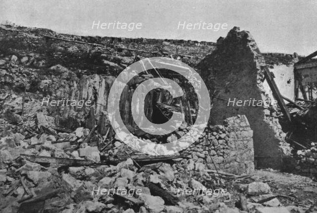 'Sur le front Italien; Apres une action violente sur le Carso les ruines du village de Selz..., 1916 Creator: Unknown.