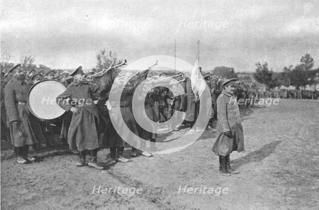 'Le general Russe Lokhvitsky decore de la Croix de Guerre sur le front Francais; les..., 1916. Creator: Unknown.