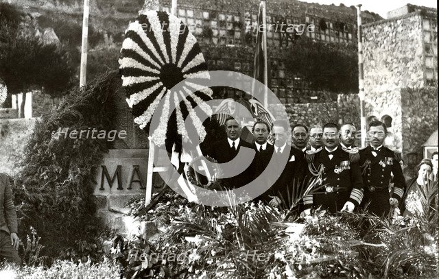 Lluís Companys at the grave of Francesc Macia, president of the Generalitat de Catalonia.