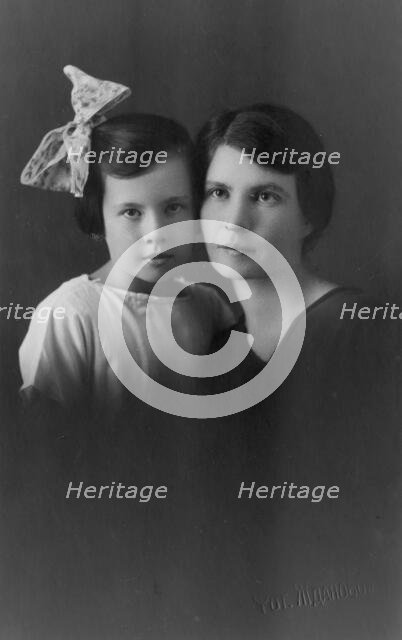 Briner (née Blagovidova) Vera Dmitrievna with her daughter Irina, 1929. Creator: Unknown.