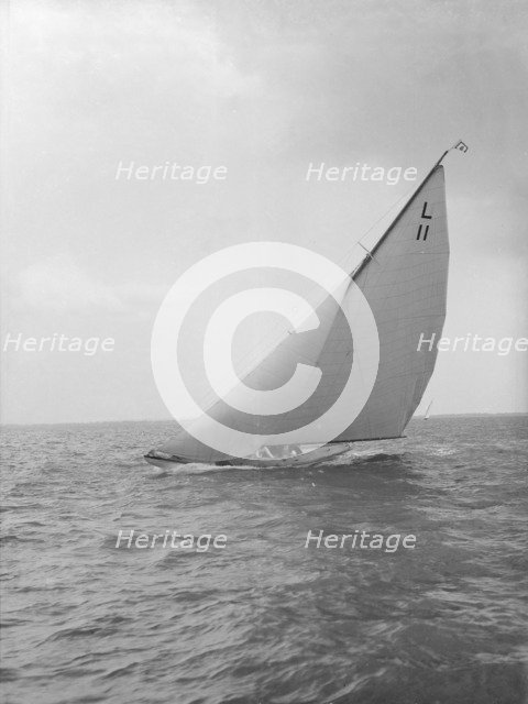 The 6 Metre 'Womba' heeling hard upwind, 1914. Creator: Kirk & Sons of Cowes.