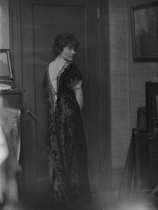 Breckenfeld, Meta, Miss, portrait photograph, 1913. Creator: Arnold Genthe.