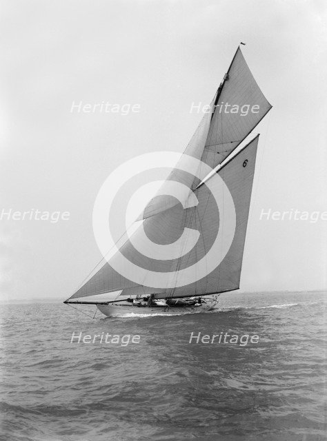 The 15 Metre cutter 'Ma'oona' sailing close-hauled, 1914. Creator: Kirk & Sons of Cowes.