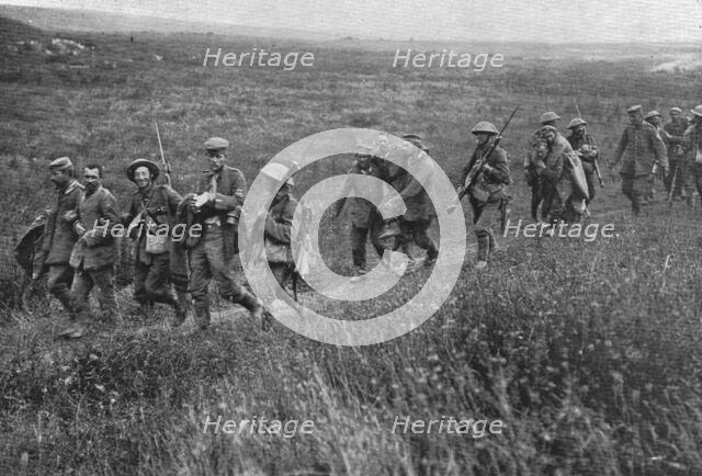 'Apres les succes Britanniques au Nord de la Somme; Prisonniers blesses diriges de..., 1916. Creator: Unknown.