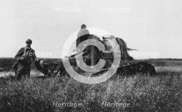'Entre Aisne et Marne; "Depannage", sur le champ de bataille, d'un char d'assaut leger franc...1918. Creator: Unknown.
