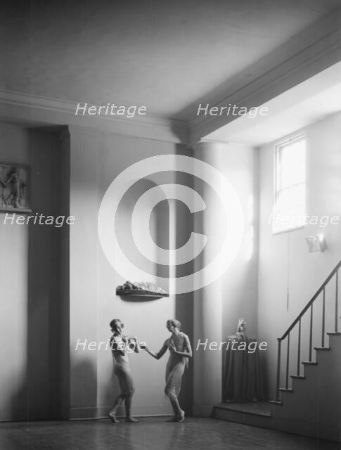 Florence Noyes dancers, between 1915 and 1918. Creator: Arnold Genthe.