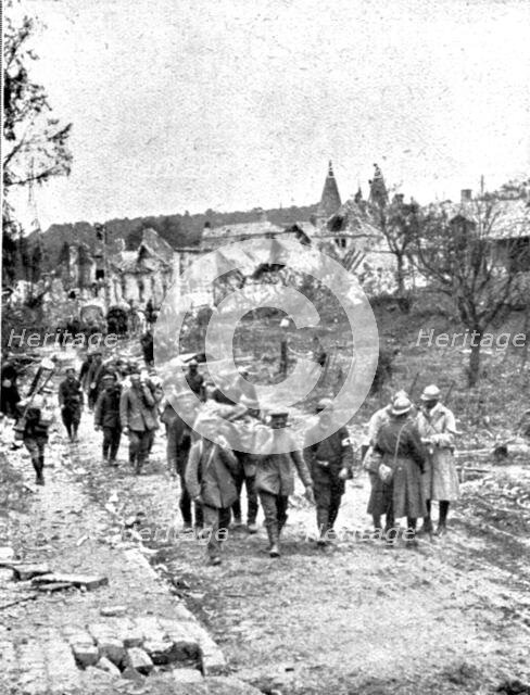 'La Replique de Foch: Au Sud-ouest de Soissons; prisonniers allemands conduits par des..., 1918. Creator: Unknown.