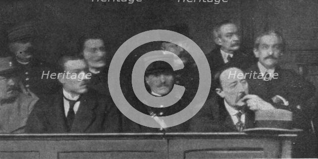 'Le defaitisme et les grands proces; l'affaire du "bonnet rouge"; le banc des accuses...,1917. Creator: Unknown.