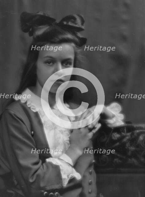 Bull, Fred, Mr., daughter of, portrait photograph, 1913. Creator: Arnold Genthe.