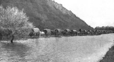 'La tragique retraite Serbe; Convoi serbe se repliant au Nord-Est de Kragouyevats..., 1915 (1924). Creator: Unknown.