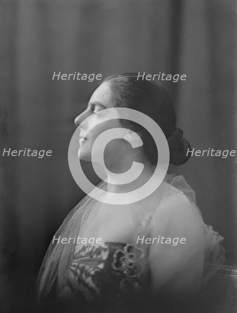 Miss Eva Gauthier, portrait photograph, 1918 Nov. Creator: Arnold Genthe.