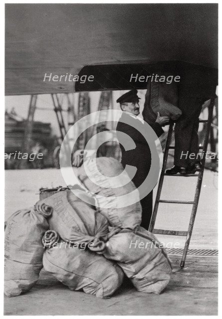Shipping the post, Zeppelin LZ 127 'Graf Zeppelin', 1933. Artist: Unknown
