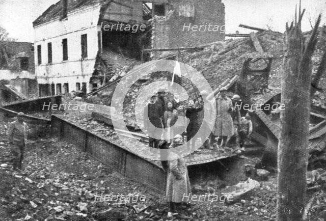 'En territoire libere; Enfants agitant un drapeau sur le passage de nos soldats', 1917. Creator: Unknown.
