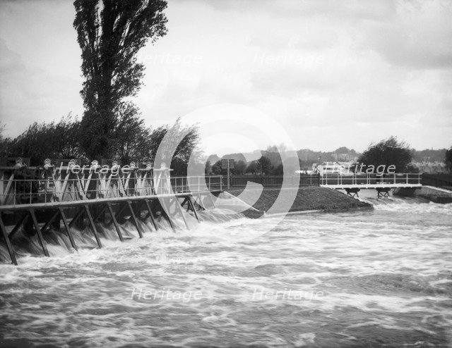 Caversham New Weir, Caversham, Reading, Berkshire, 1883. Artist: Henry Taunt