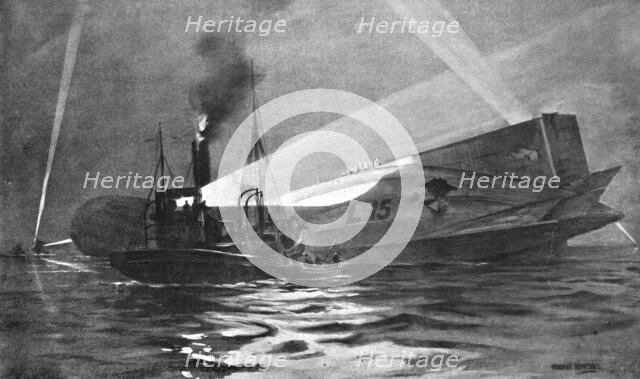 'Tombe a la Mer; L'equipage du zeppelin L-15, atteint d'un obus a l'arriere, au cours d'un raid sur  Creator: Unknown.