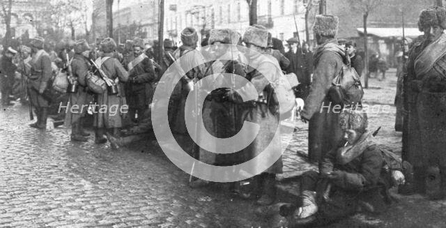 ''Sur le front Russe; A Varsovie, des troupes d'elite: soldats d'un regiment siberien', 1914. Creator: Unknown.