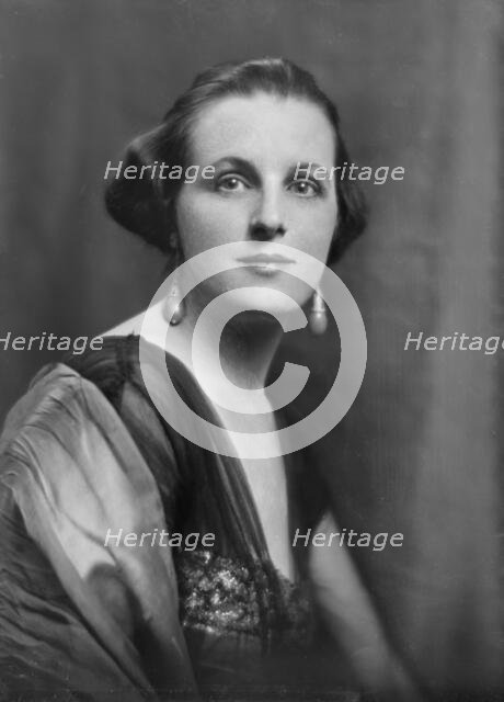 Miss Utman, portrait photograph, 1918 Mar. 21. Creator: Arnold Genthe.