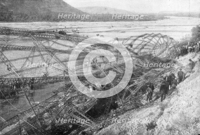 The carcass of Zeppelin LZ85 (L45), 20 October 1917. Artist: Unknown