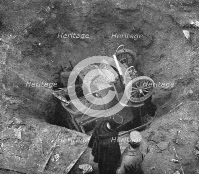 'Quelques Points de Chute; Au milieu de la rue Drouot, entre les numeros 2 et 3..., 1918. Creator: Unknown.