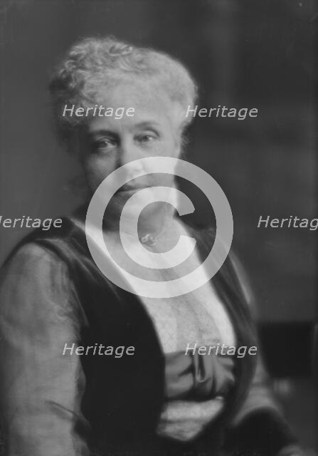 Norden, C., Mrs., portrait photograph, 1915. Creator: Arnold Genthe.