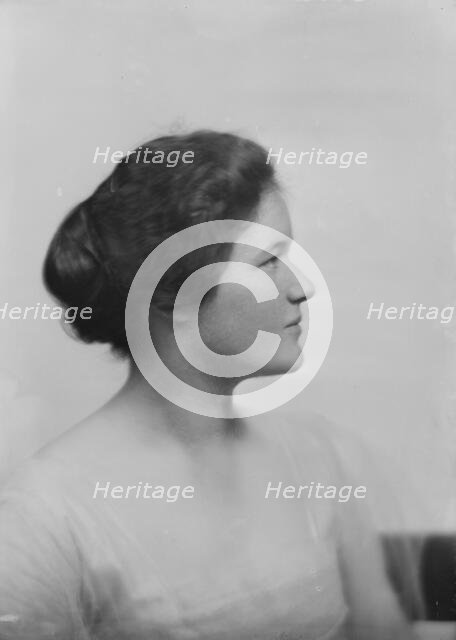 Miss Lisa Stillman, portrait photograph, 1918 Apr. 5. Creator: Arnold Genthe.