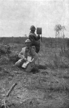 'Episodes de l'offensive de la Somme; Lieutenant observateur d'artillerie, avec son..., 1916. Creator: Unknown.