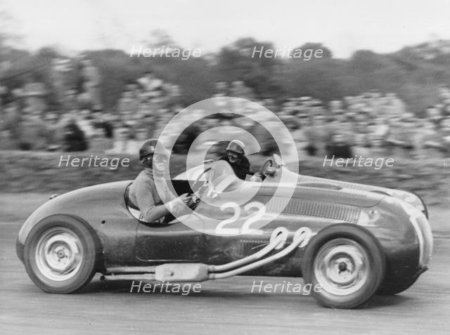 1952 Frazer-Nash, Tony Crook being overtaken by de Graffenried's Maserati. Creator: Unknown.