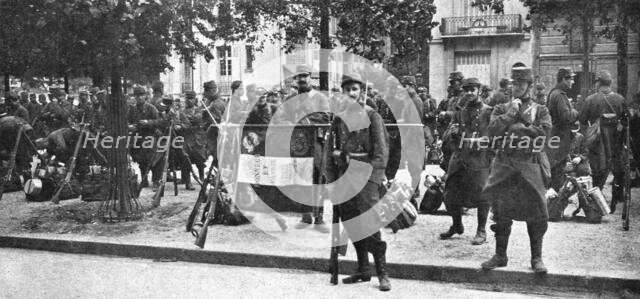 ''Vers le Front; On part: le drapeau du 102 d'infanterie', 1914. Creator: Unknown.