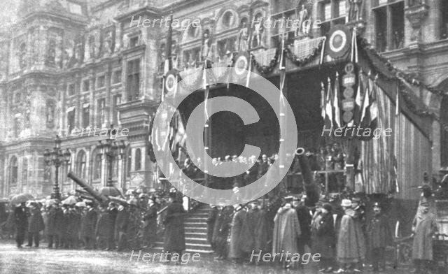 'Les Heures Triomphales: La premiere fete, le 20 octobre 1918; devant l'Hotel de Ville de..., 1918. Creator: Unknown.