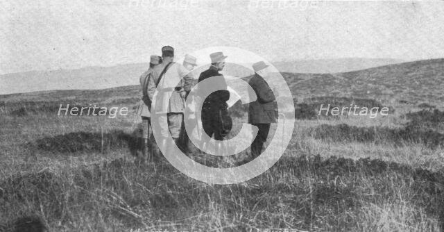 ''Le general de Castelnau a Salonique; La visite a pied du terrain.', 1916. Creator: Unknown.