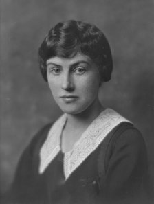 Ridgeley, Dorothy, Miss (Mrs. S.W. Murkland), portrait photograph, 1916 or 1917. Creator: Arnold Genthe.