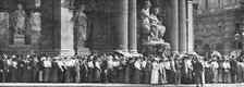 'Les Funerailles a La Hofburg; La foule est admise a defiler devant la catafalque', 1914. Creator: Unknown.