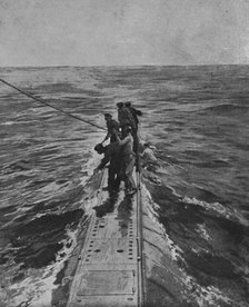 'Sur le pont du sous-marin : les marins britanniques sauvant ceux qui, une..., 1916. Creator: Unknown.