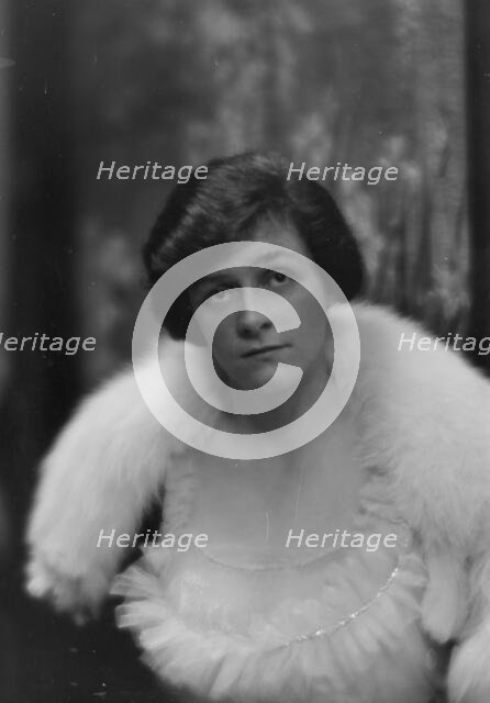 Poor, M., Miss, portrait photograph, 1913. Creator: Arnold Genthe.