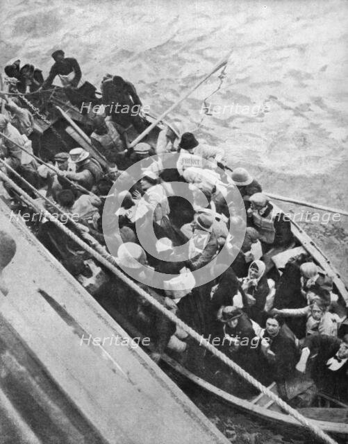 'La piraterie sous-marine; Un canot d epassagers du paquebot ARABIA, torpille par un sous-marin alle Creator: Unknown.