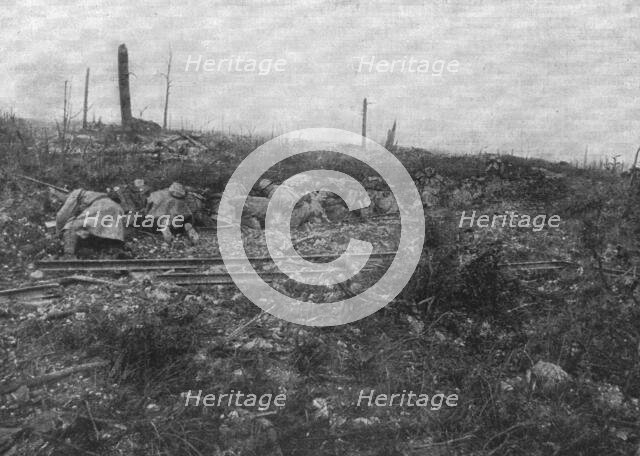 'Nos officiers et nos soldats au combat; dans la Somme, pres de la terme du Bois Labe..., 1916. Creator: Unknown.