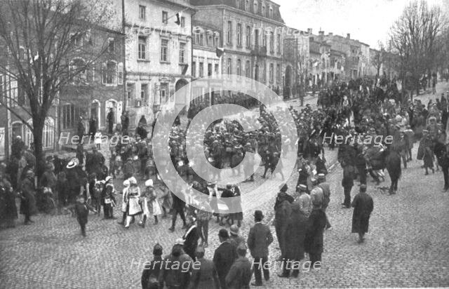 'La patrie retrouvee; A Chateau-Salins, le 17 novembre: entrée de la Ire division..., 1918. Creator: Unknown.