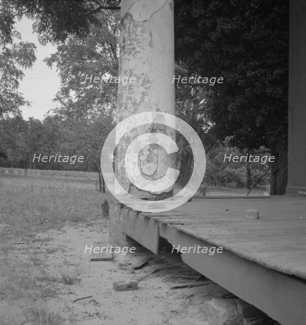 Decaying antebellum plantation, Greene County, Georgia, 1937. Creator: Dorothea Lange.