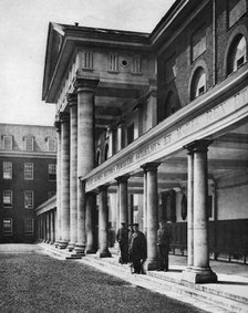 Pensioners in the great quadrangle of Chelsea Royal Hospital, London, 1926-1927.Artist: Taylor